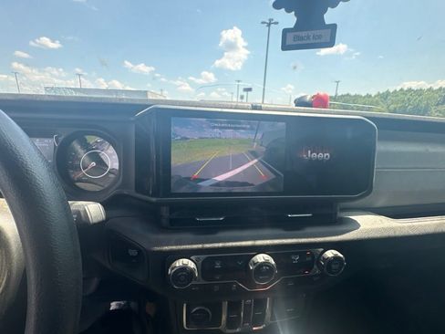 Used 2025 Jeep Gladiator Sport AWD/4WD image 12