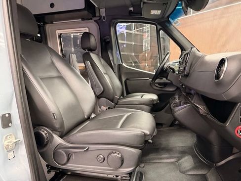 Used 2022 Mercedes-Benz Sprinter 2500 image 13