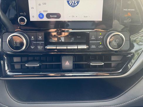 Used 2023 Toyota Highlander L image 16