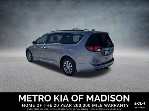 Used 2017 Chrysler Pacifica Touring-L image 5