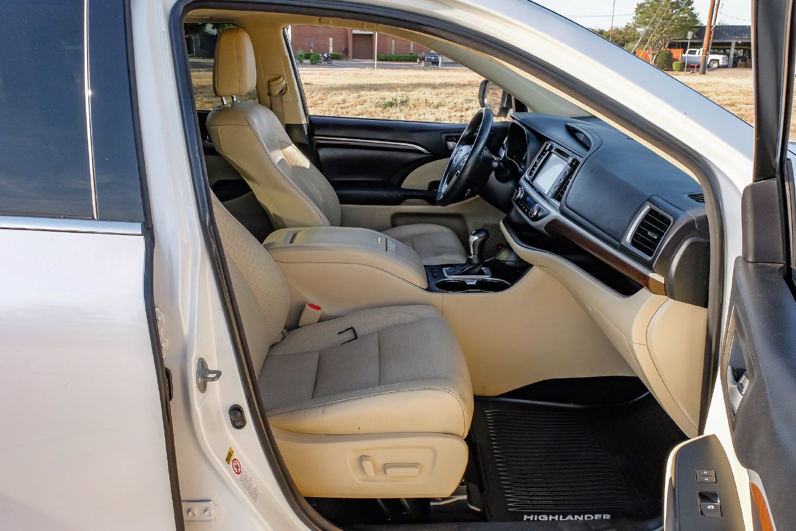 Used 2016 Toyota Highlander Limited w/ Driver Technology Package FWD image 30
