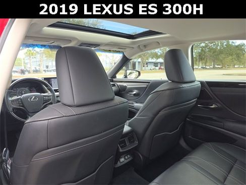 Used 2019 Lexus ES 300h w/ Accessory Package 2 image 18