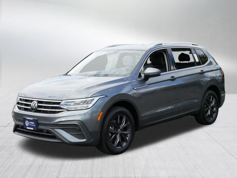 Certified 2023 Volkswagen Tiguan SE w/ Panoramic Sunroof Package AWD/4WD image 3
