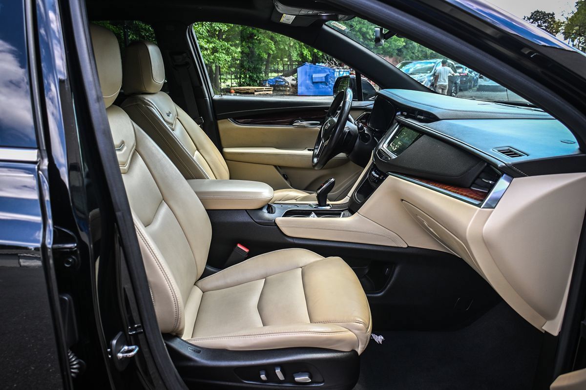 Used 2018 Cadillac XT5 Luxury w/ Driver Awareness Package FWD image 17