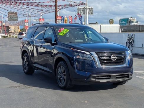 Used 2024 Nissan Pathfinder SV image 3