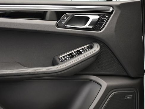 Certified 2025 Porsche Macan AWD/4WD image 36