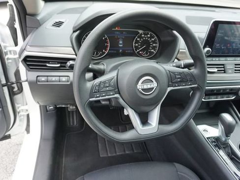 Used 2025 Nissan Altima 2.5 SV FWD image 9