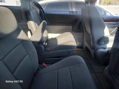 Used 2010 Chrysler Town & Country Touring FWD image 5