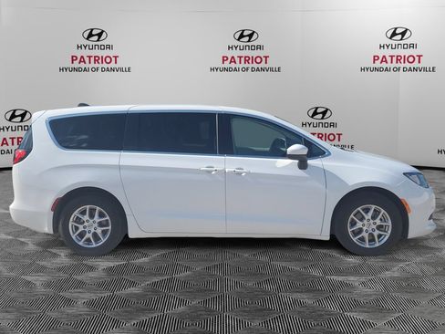 Used 2023 Chrysler Voyager LX FWD image 2