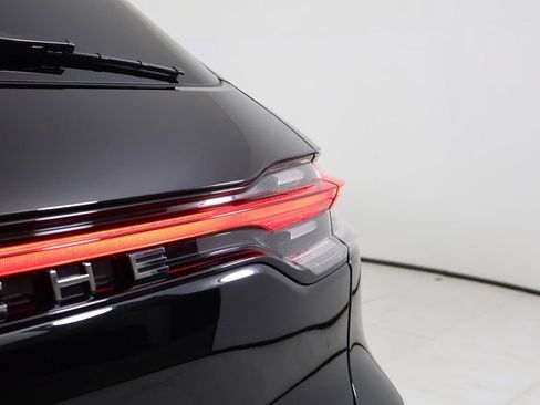 Certified 2025 Porsche Macan image 10