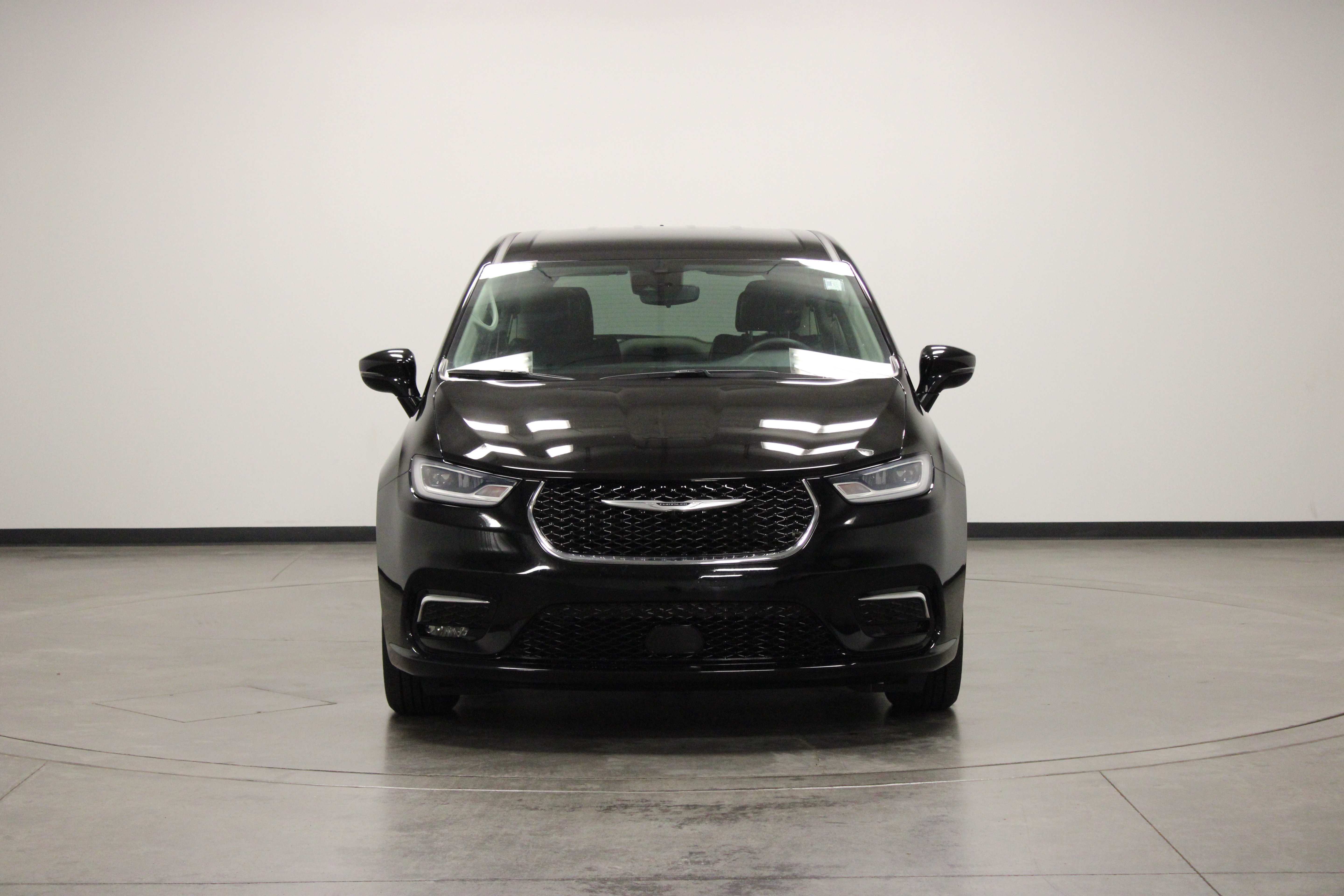Used 2024 Chrysler Pacifica Touring-L FWD image 3