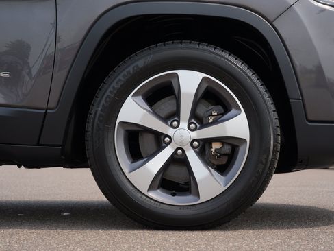 Used 2020 Jeep Cherokee Limited AWD/4WD image 11