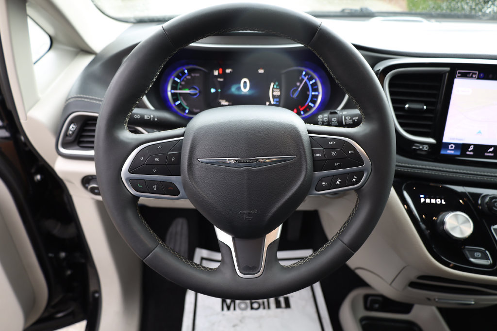 Used 2024 Chrysler Pacifica Limited FWD image 13