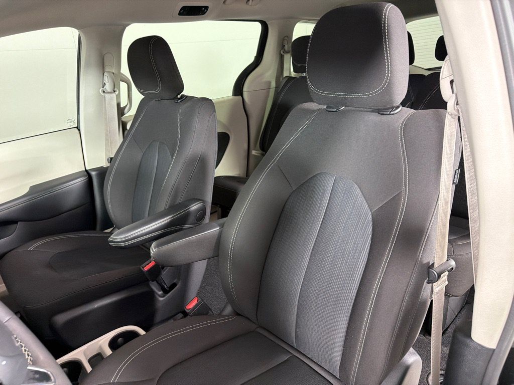 Used 2023 Chrysler Voyager LX FWD image 13