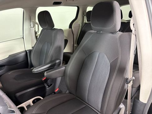 Used 2023 Chrysler Voyager LX FWD image 13