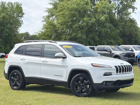 Used 2018 Jeep Cherokee Latitude w/ Altitude Package FWD image 3