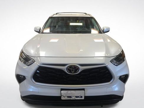 Used 2023 Toyota Highlander XLE AWD/4WD image 2