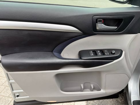 Used 2019 Toyota Highlander XLE AWD/4WD image 12