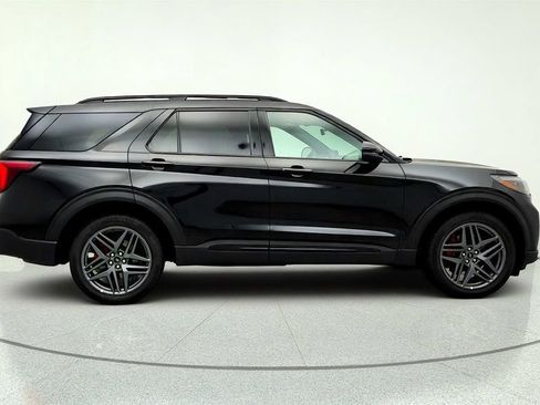 Used 2025 Ford Explorer ST-Line w/ ST-Line Street Pack AWD/4WD image 4