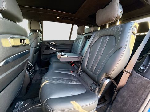 Used 2025 BMW X7 M60i image 23