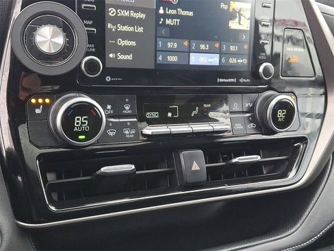 Used 2021 Toyota Highlander XLE image 19