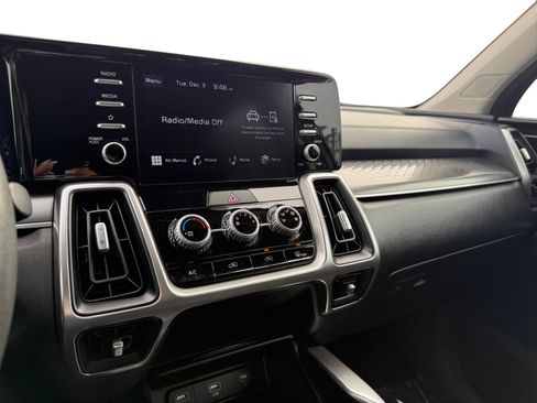 Used 2022 Kia Sorento LX image 12