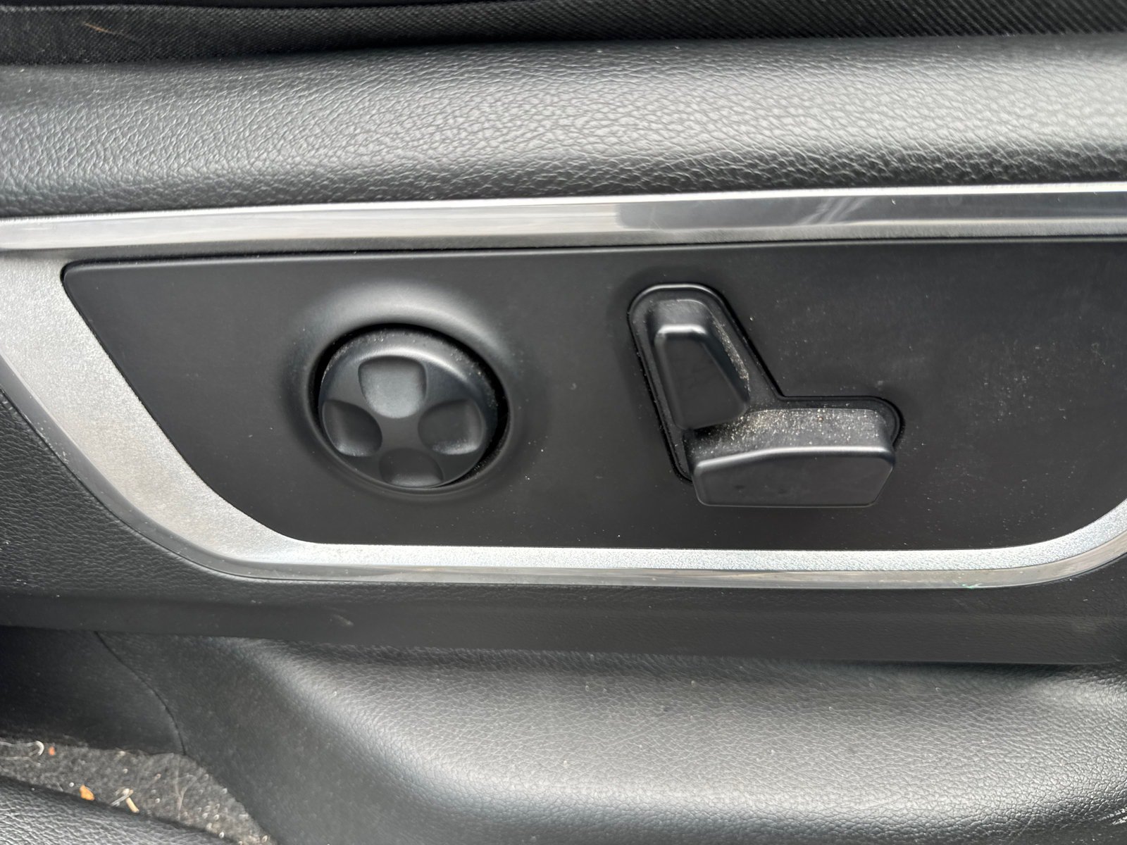 Used 2019 RAM 1500 Laramie RWD image 16