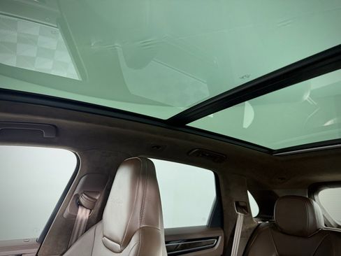 Used 2022 Porsche Cayenne Turbo image 28