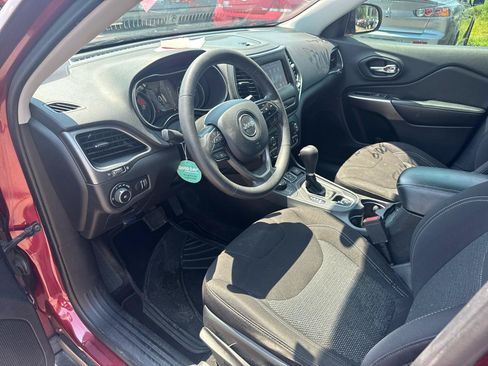 Used 2019 Jeep Cherokee Latitude w/ Popular Appearance Group AWD/4WD image 9