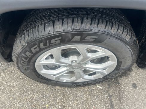 Used 2024 Jeep Compass Latitude AWD/4WD image 9