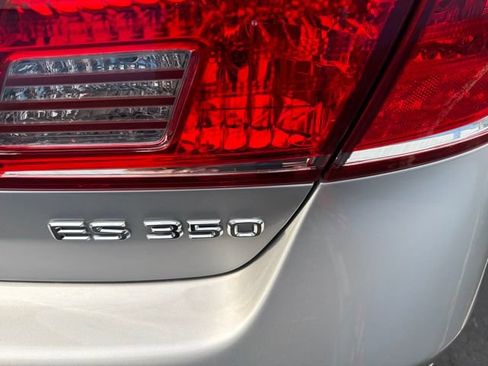 Used 2011 Lexus ES 350 w/ Preferred Accessory Package FWD image 4