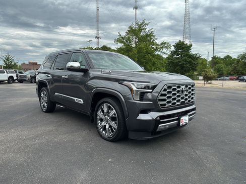 Used 2025 Toyota Sequoia Capstone AWD/4WD image 8