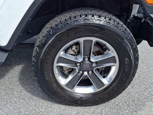 Used 2018 Jeep Wrangler Unlimited Sahara AWD/4WD image 8