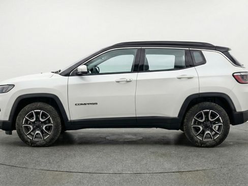 Used 2025 Jeep Compass Trailhawk AWD/4WD image 5