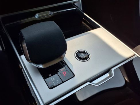 New 2025 Land Rover Range Rover Long Wheelbase SE image 12