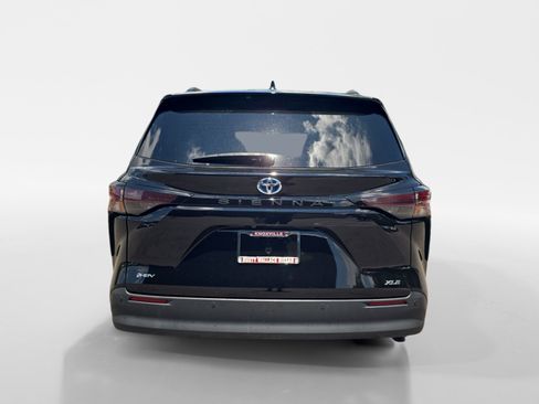 Used 2025 Toyota Sienna XLE FWD image 4
