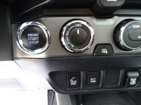 Used 2020 Toyota Tacoma 4x4 Double Cab image 29