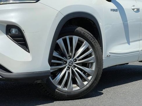 Used 2021 Toyota Highlander Platinum AWD/4WD image 2