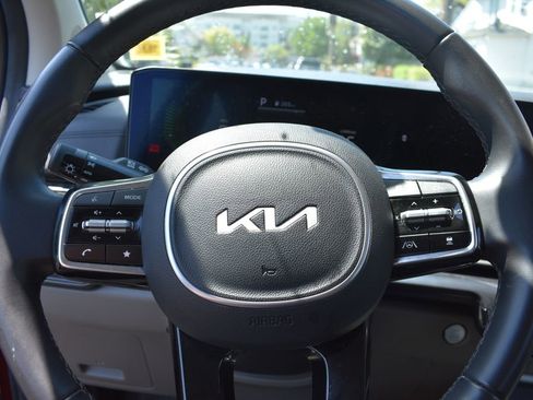 Used 2025 Kia Carnival FWD image 14