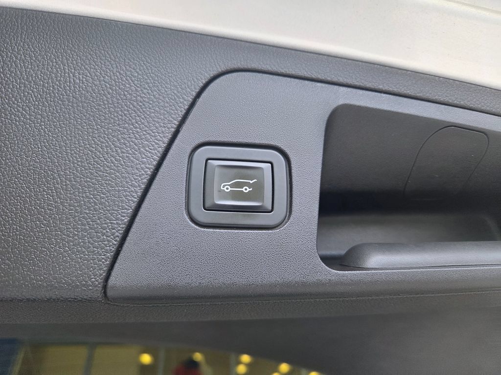 Used 2019 Buick Envision Essence FWD image 11