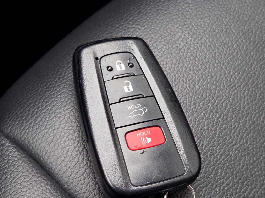Used 2021 Toyota Highlander XLE AWD/4WD image 36