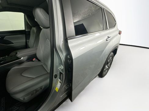 Used 2023 Toyota Highlander XLE FWD image 12