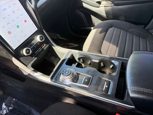 Certified 2024 Ford Edge SE w/ Black Appearance Package image 13