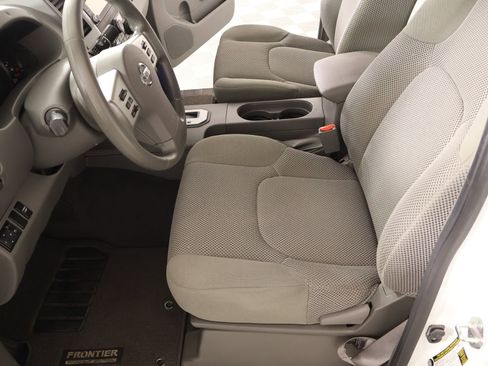 Used 2021 Nissan Frontier SV w/ Midnight Edition Floor Mats image 11