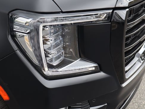 Used 2022 GMC Yukon SLT w/ SLT Premium Package image 13