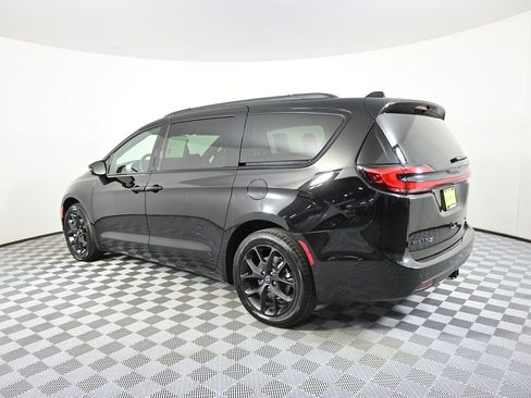 Used 2025 Chrysler Pacifica Limited w/ Trailer Tow Group AWD/4WD image 4