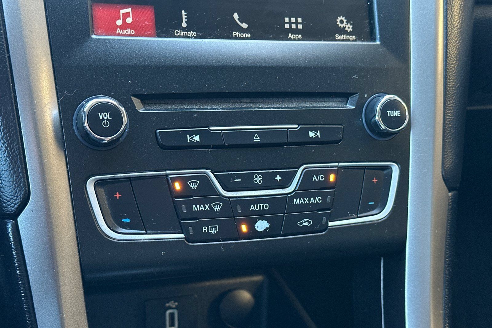 Used 2017 Ford Fusion SE w/ Fusion SE Technology Package FWD image 24