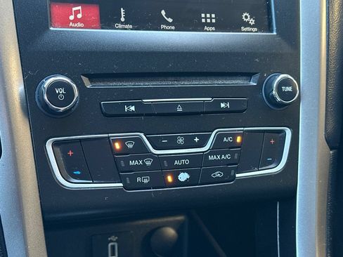 Used 2017 Ford Fusion SE w/ Fusion SE Technology Package FWD image 24