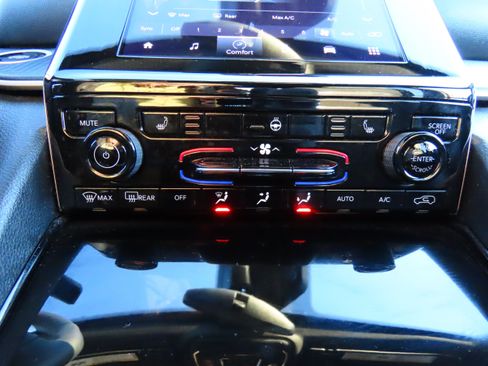 Used 2023 Jeep Grand Cherokee L Laredo image 27