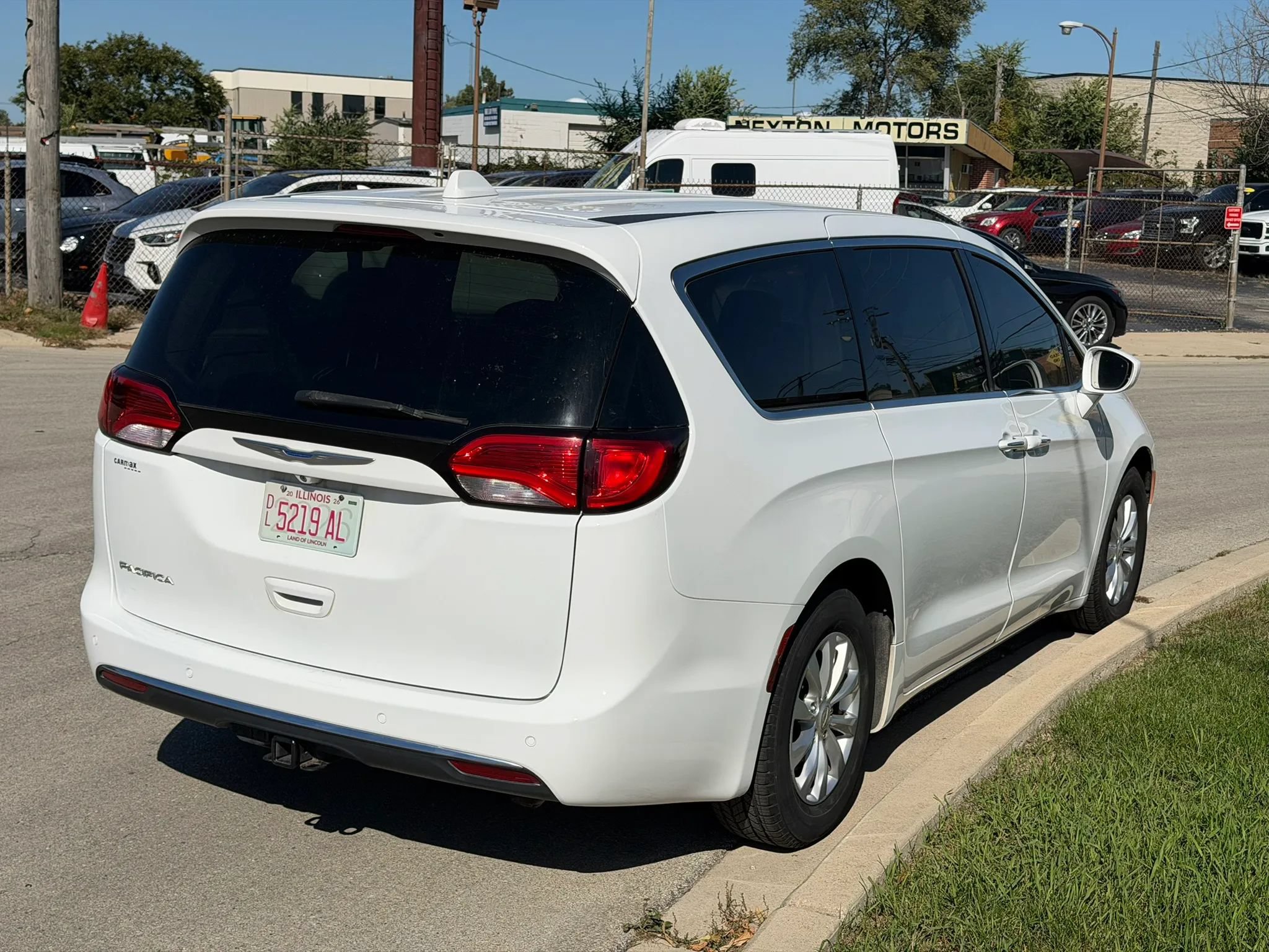 Used 2018 Chrysler Pacifica Touring Plus FWD image 5